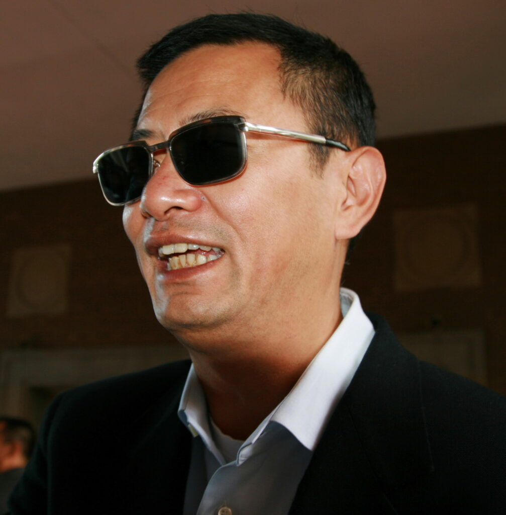 Der Regisseur Wong Kar-wai mit seiner charakteristischen Sonnenbrille während einer Pressekonferenz, circa 2007.