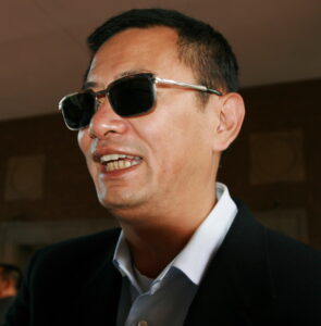 Der Regisseur Wong Kar-wai mit seiner charakteristischen Sonnenbrille während einer Pressekonferenz, circa 2007.