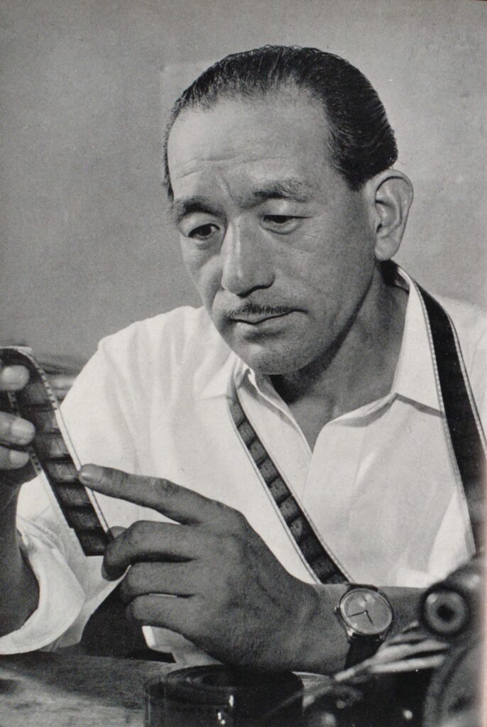 Der japanische Filmregisseur Yasujirō Ozu am Filmset, konzentriert blickend, in einer undatierten Aufnahme aus den 1950er-Jahren.