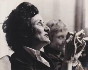 Anne Sexton bei einer Lesung an der Schreibmaschine, Schwarz-Weiß-Aufnahme um 1965