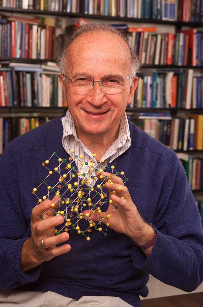 Roald Hoffmann bei einer Vorlesung über theoretische Chemie an der Cornell University