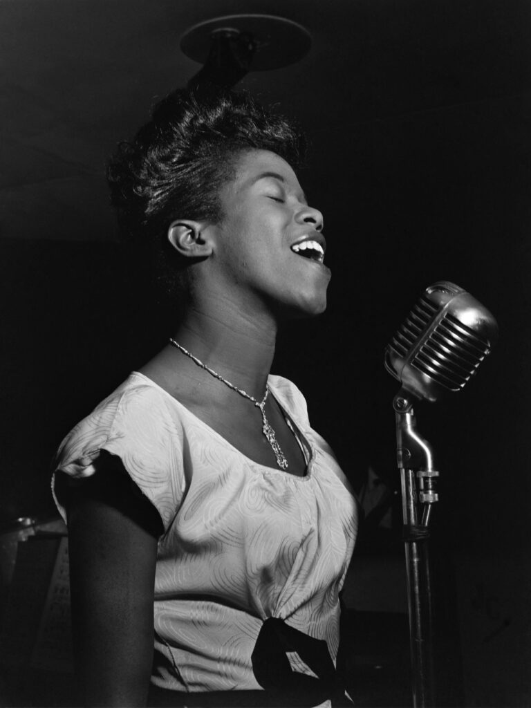 Sarah Vaughan am Mikrofon während einer Studioaufnahme in New York im Jahr 1954